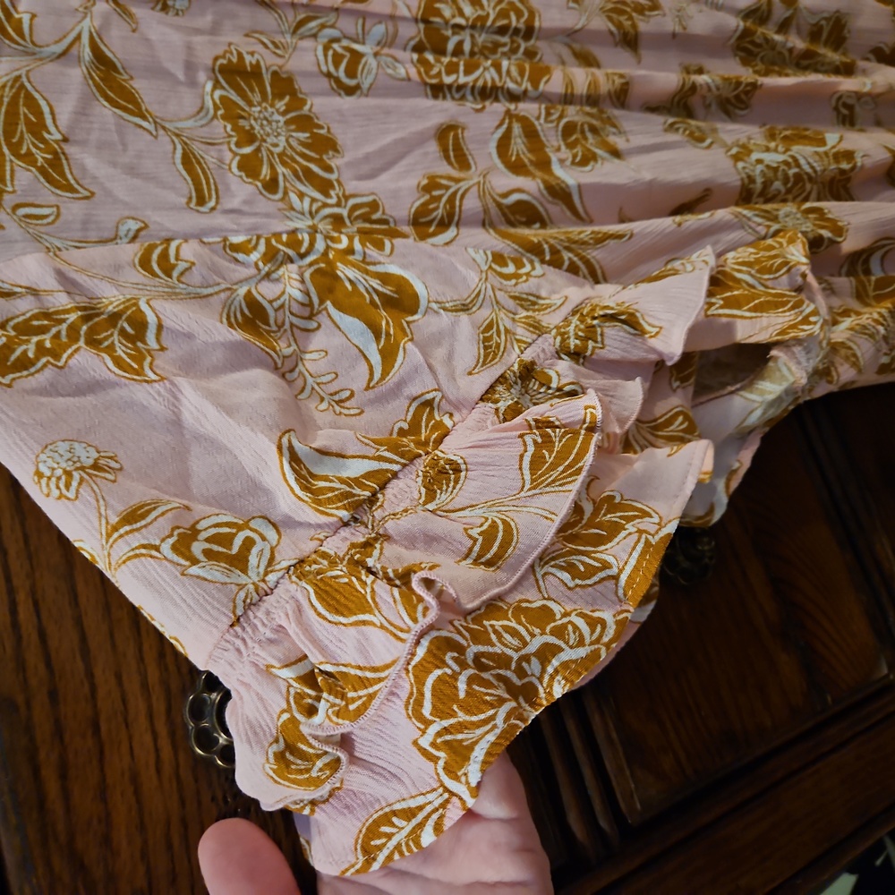 Lane Bryant pink top with flowers and ruffled shirt sleeves size 3X EUC - Picture 2 of 5